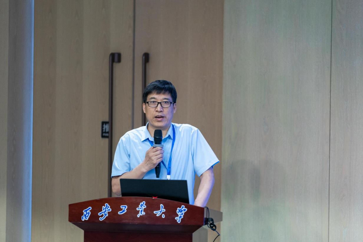 足球赌注网站经理王洪喜教授主持开幕式图