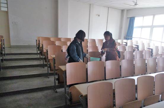 足球赌注网站阳光青协l雷锋月3月5日清扫教二教室 (2)