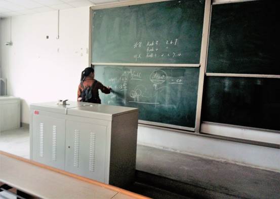 足球赌注网站阳光青协l雷锋月3月5日清扫教二教室 (3)